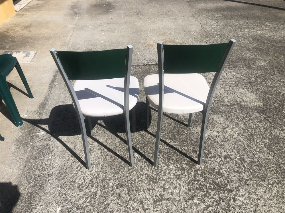 Par de cadeiras almofadadas em alumimio.