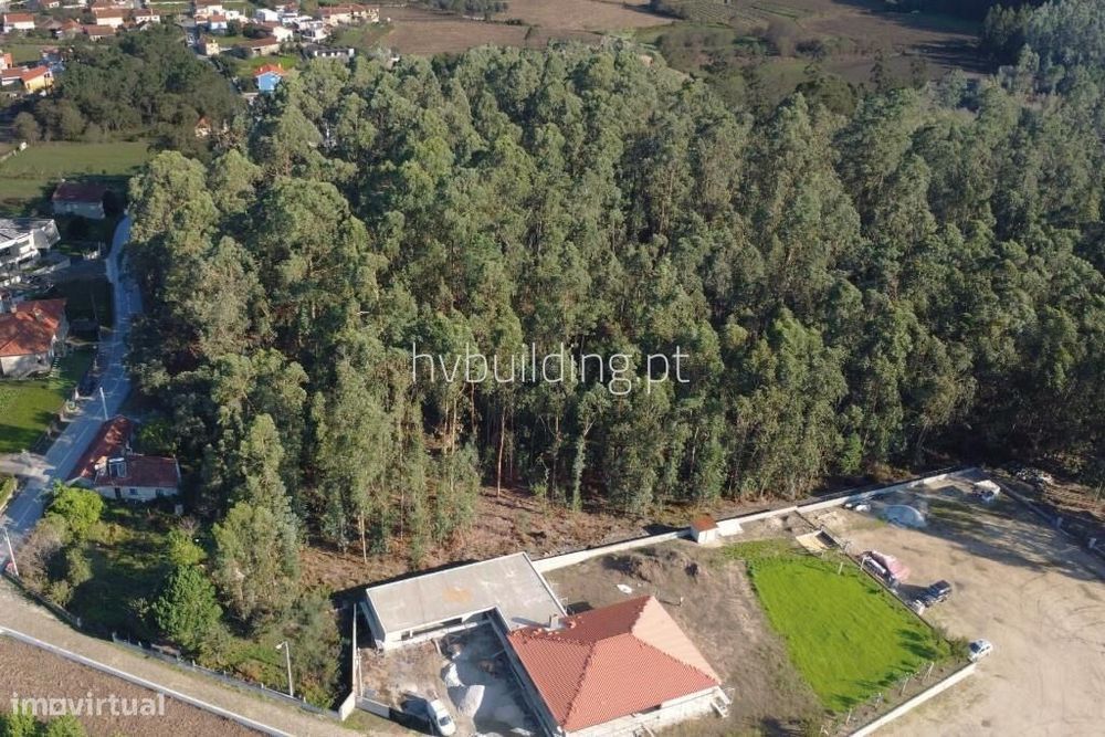 Terreno com área total de 5.242m2 de construção em Perelhal, Barcelos