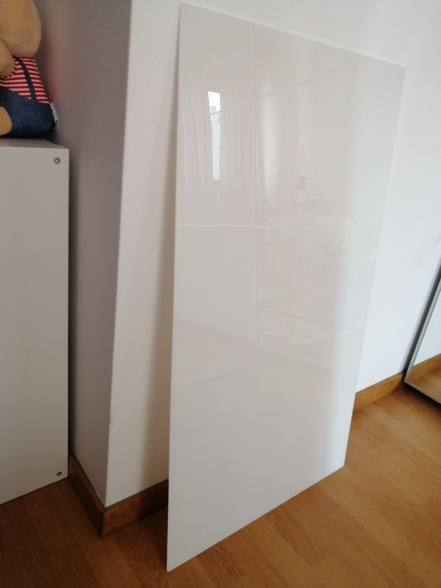 Painel de roupeiro vidro branco Farvik (Ikea)