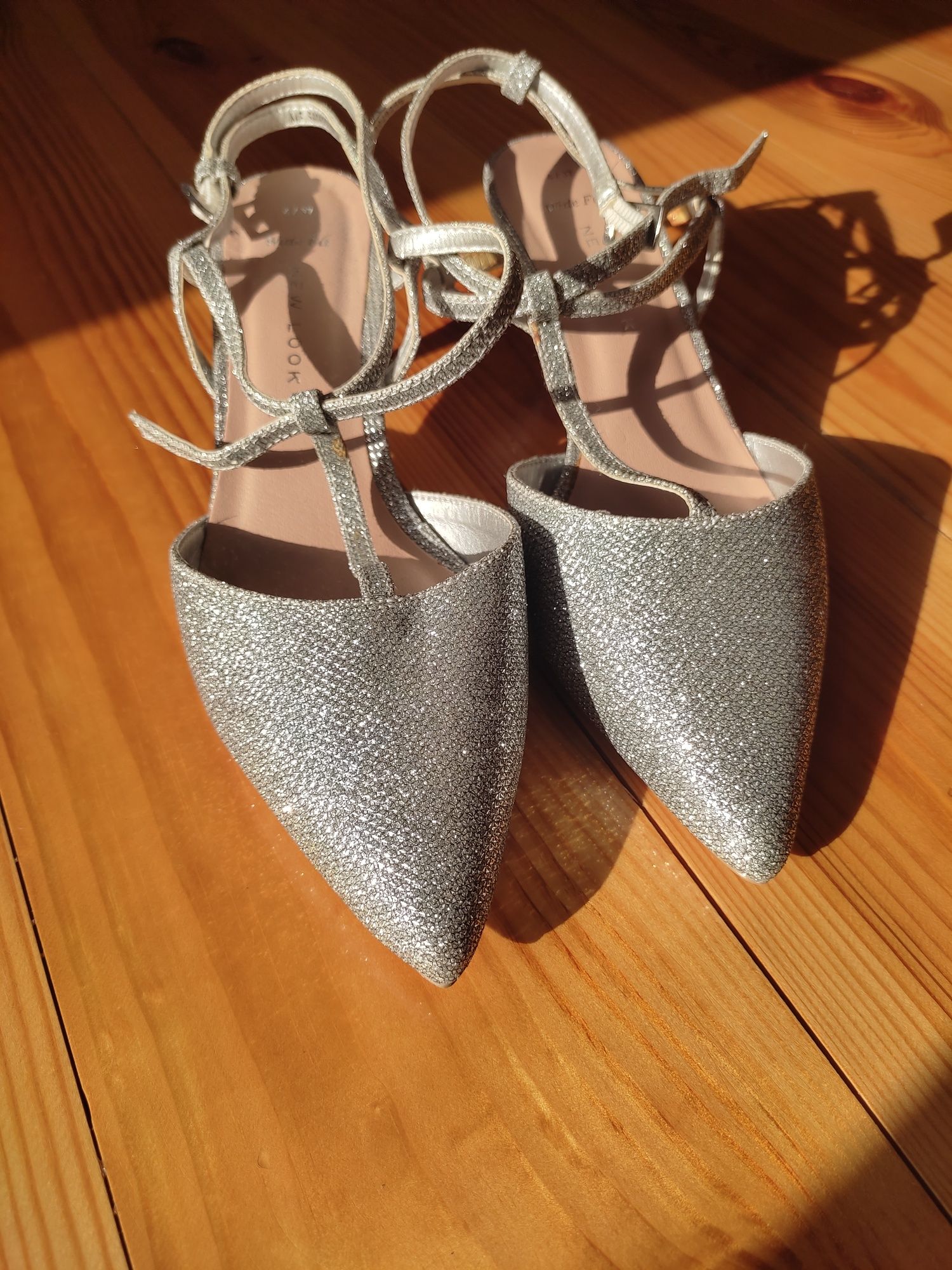 Туфлі, босоніжки, срібніого кольору на маленькому каблуку
розмір 37