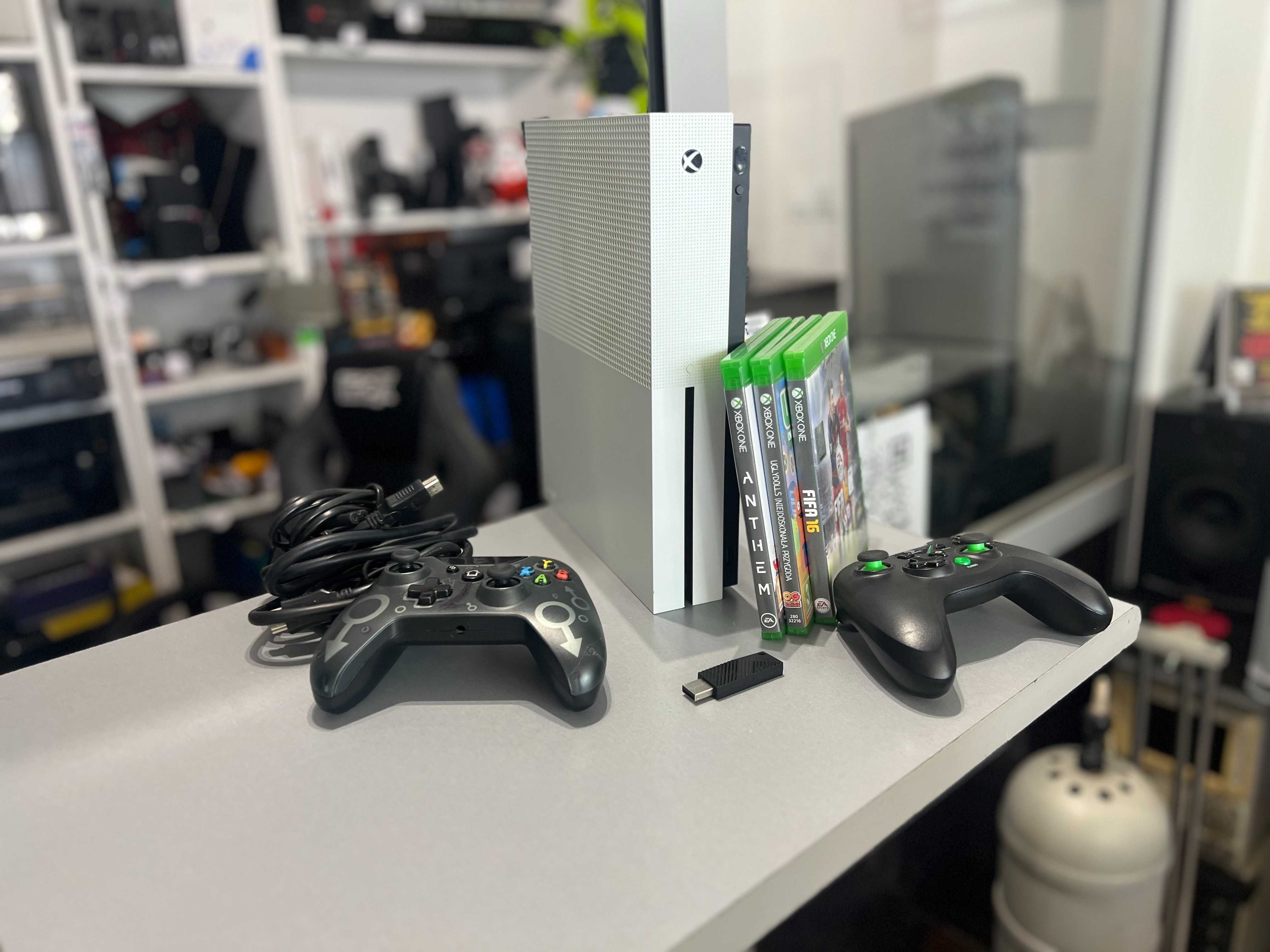 Konsola Xbox One S 500 GB + 2 pady + 3 gry