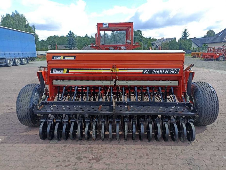 Siewnik zbożowy bezorkowy z podsiewaczem nawozu 2.5m.Tume