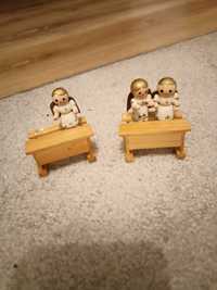 Figurki drewniane aniołki anioły w ławce szkoła z drewna ozdoba dekora