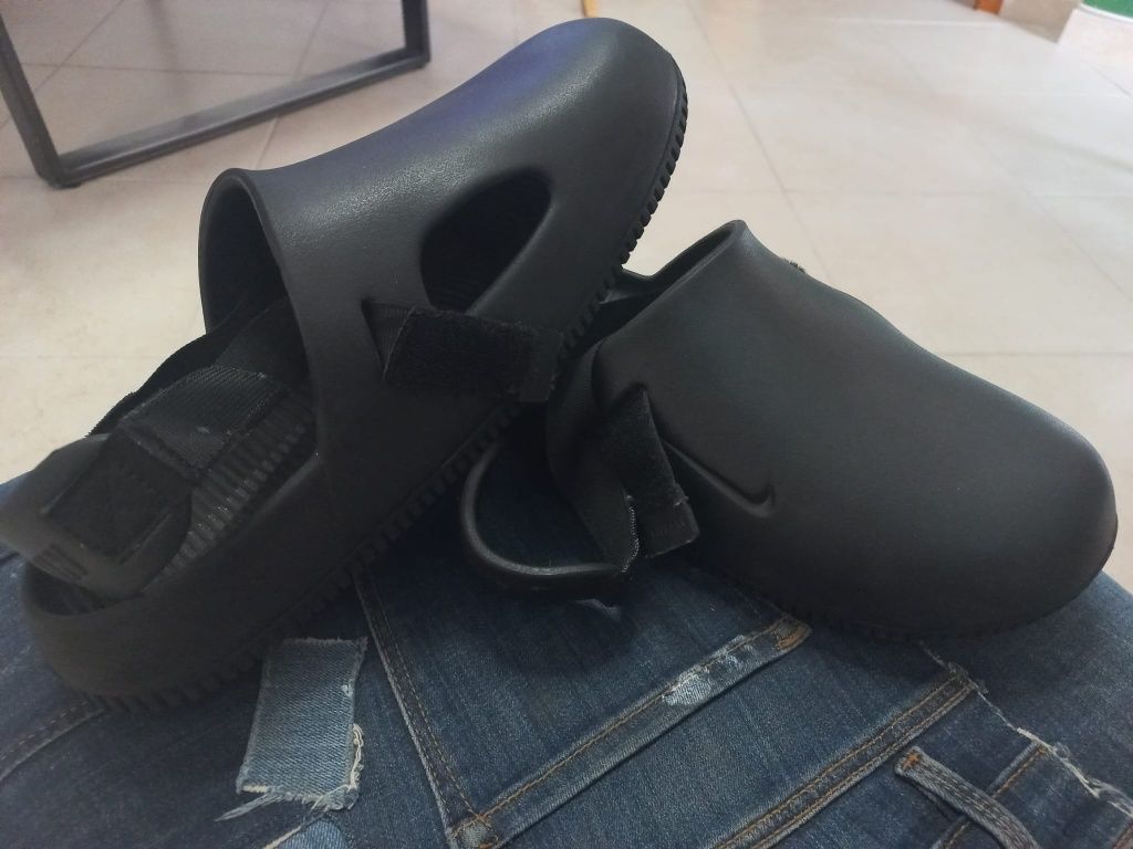 Sandálias nike  praticamente novas