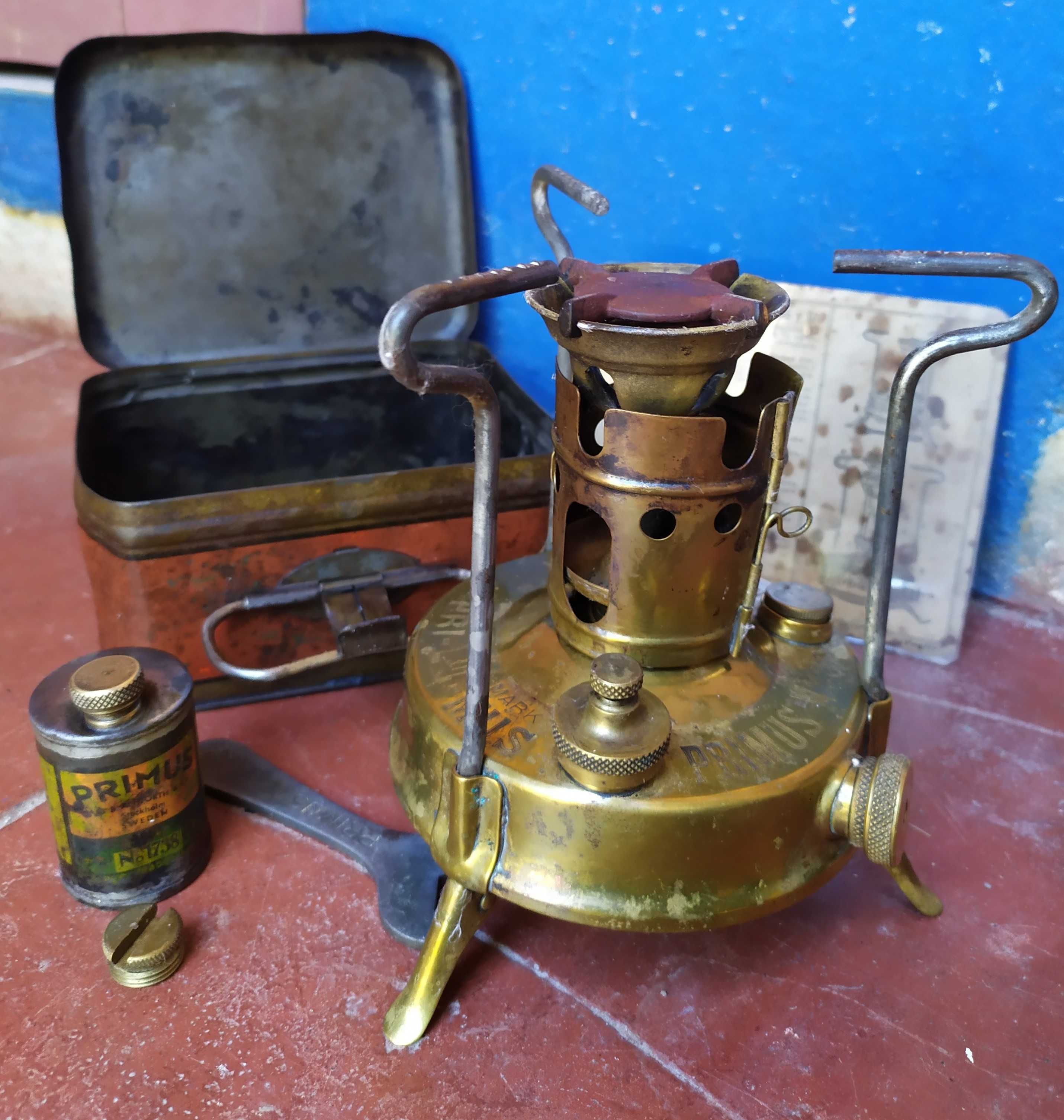 Fogão  vintage Primus 96 com caixa de  lata de transporte original