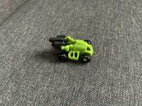 Зелена іграшка машина від Kinder сюрприз