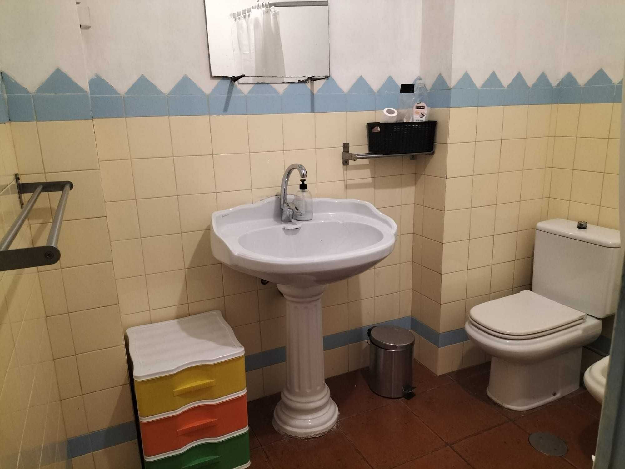 Quarto 350€ Contas incl. meninas estudantes R. Serpa Pinto/Continente