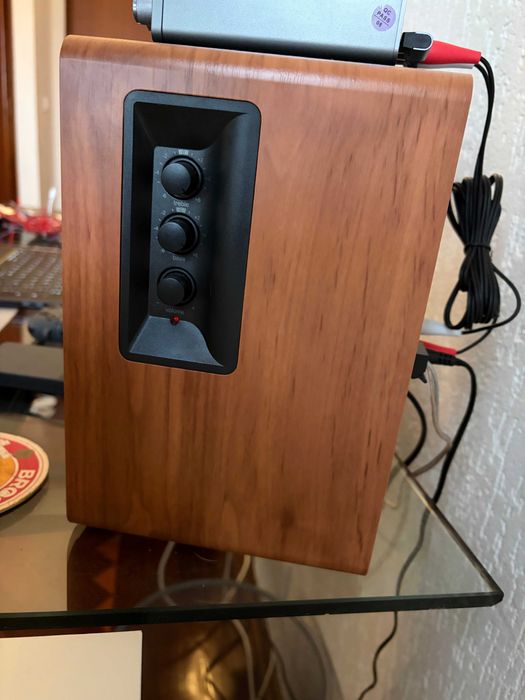 Colunas Edifier R1280Ts com saída para subwoofer