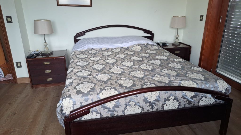 Conj mobília quarto: cama, mesas cabeceira, roupeiro, cómoda e espelho