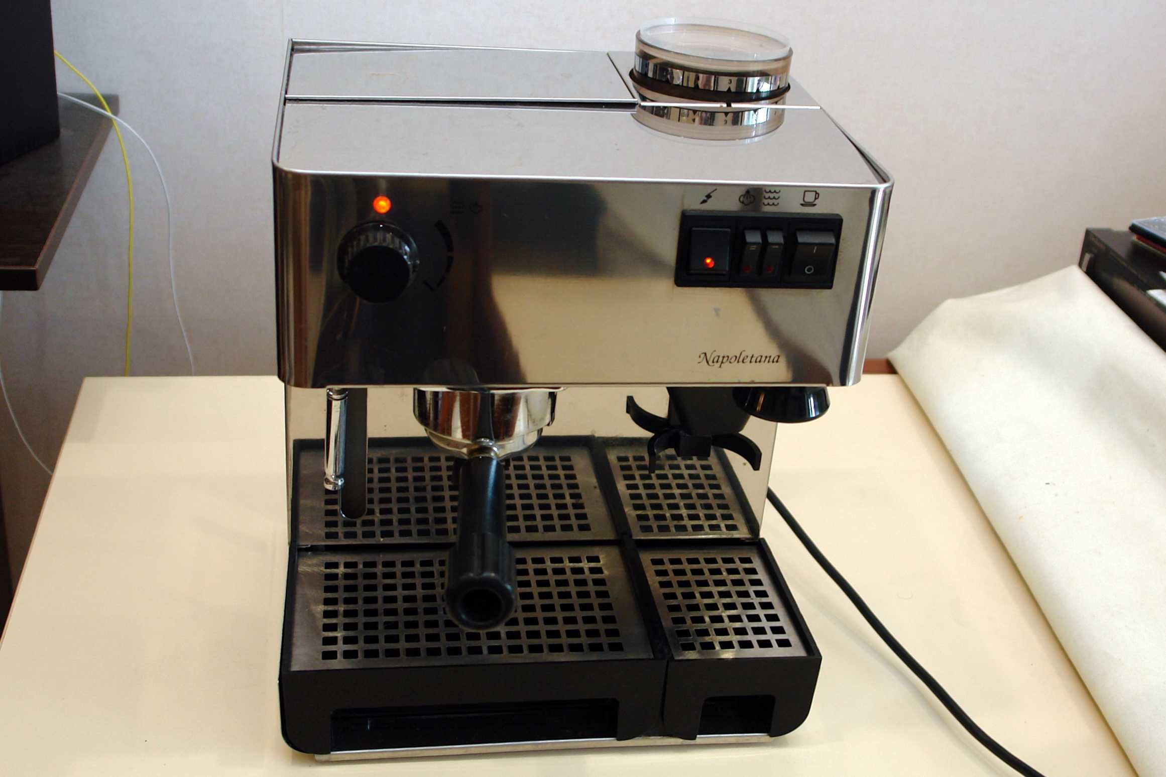 Кофемашина кофеварка с кофемолкой Napoletana Macc. Caffe. Италия.