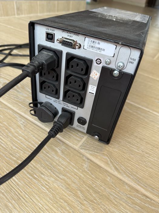 Безперебійник APC Smart UPS 750 / Бесперебойник