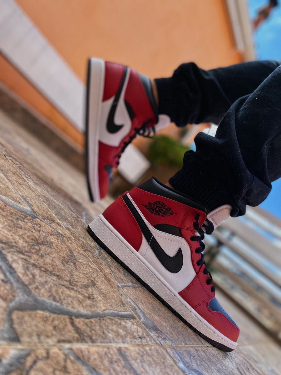 Air Jordan 1 Mid Chicago Black Toe