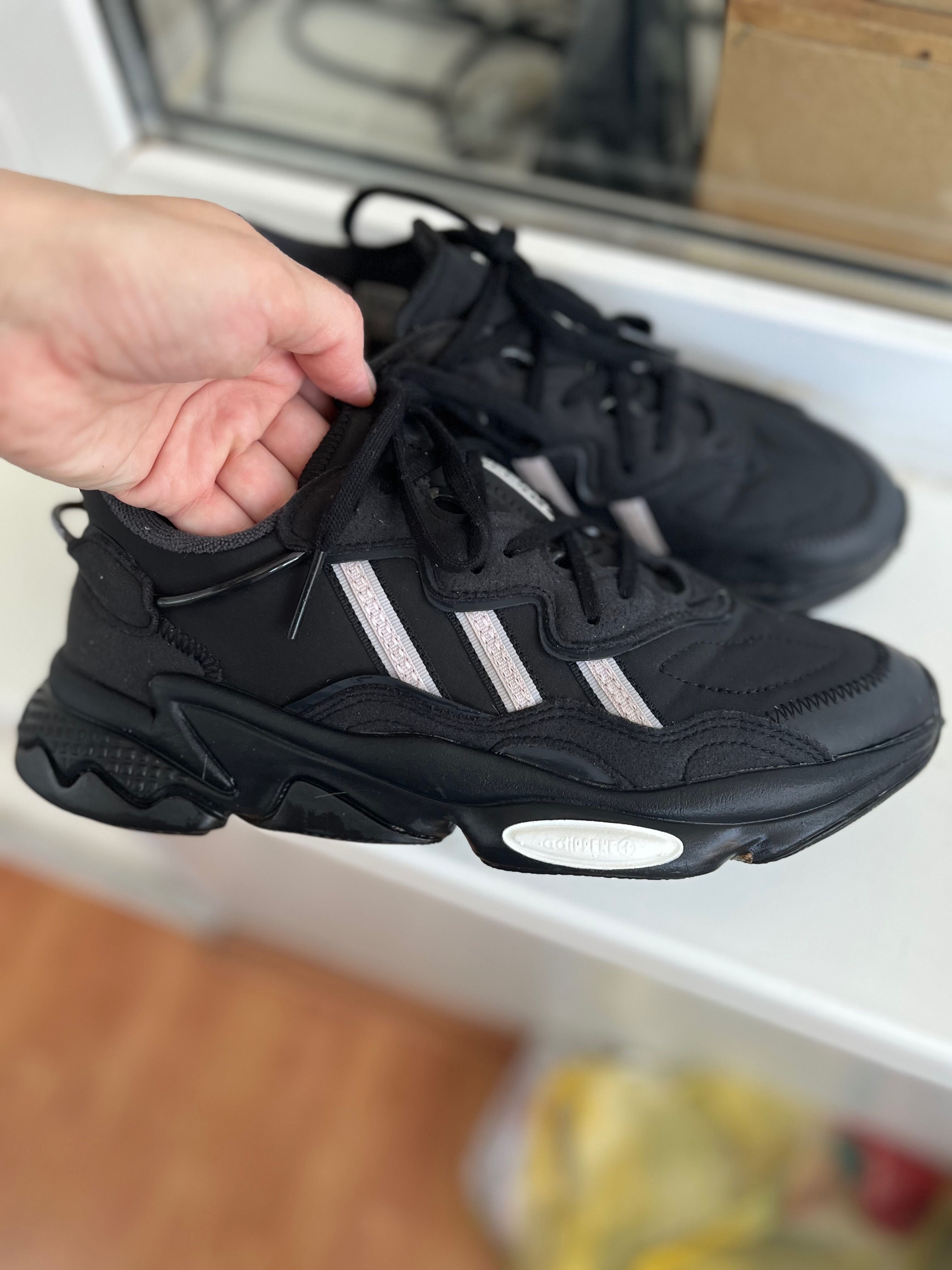 Продам кроссовки adidas ozweego