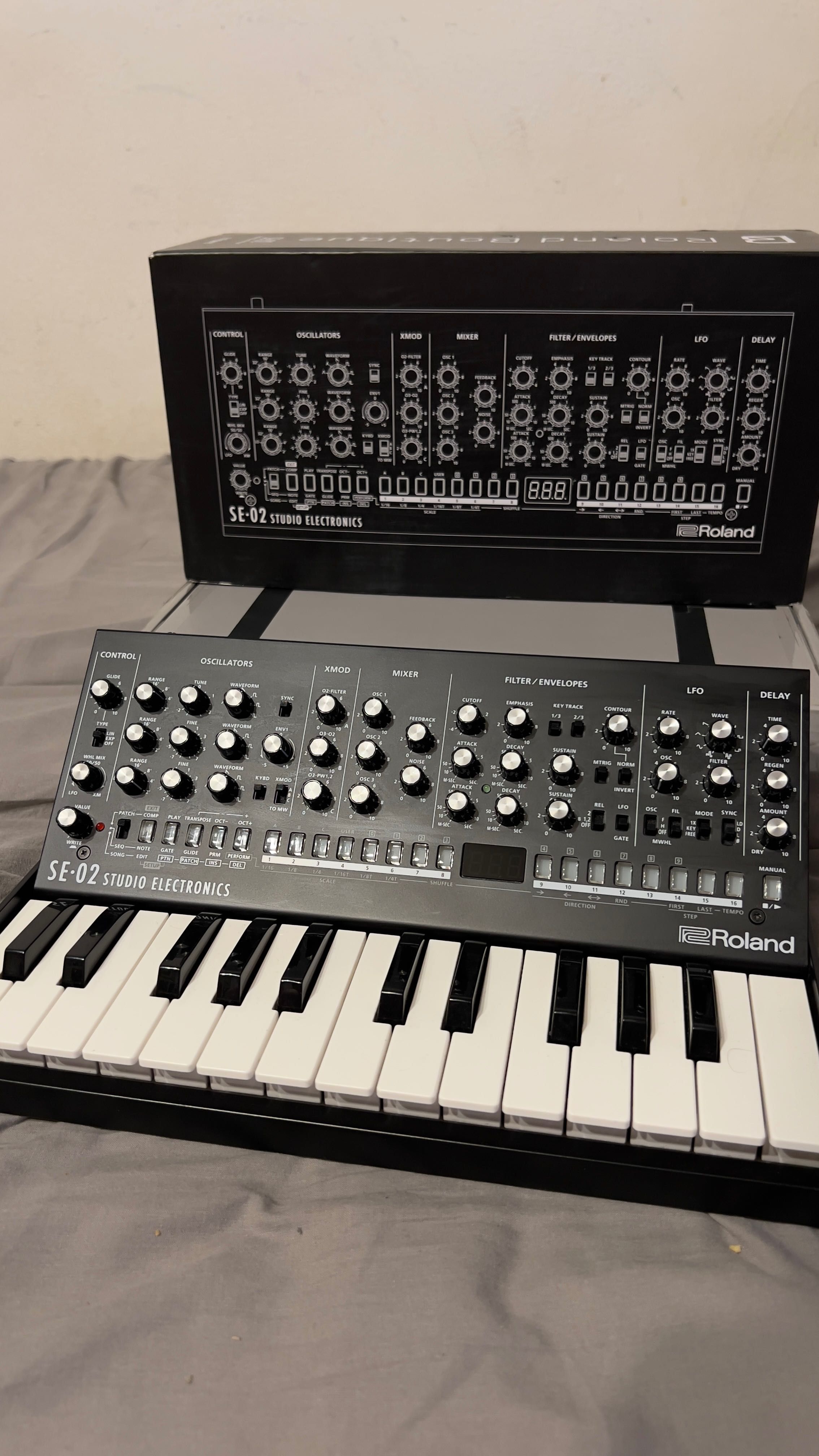 Butikowy syntezator analogowy Roland Boutique SE-02 + Klawiatura K-25M