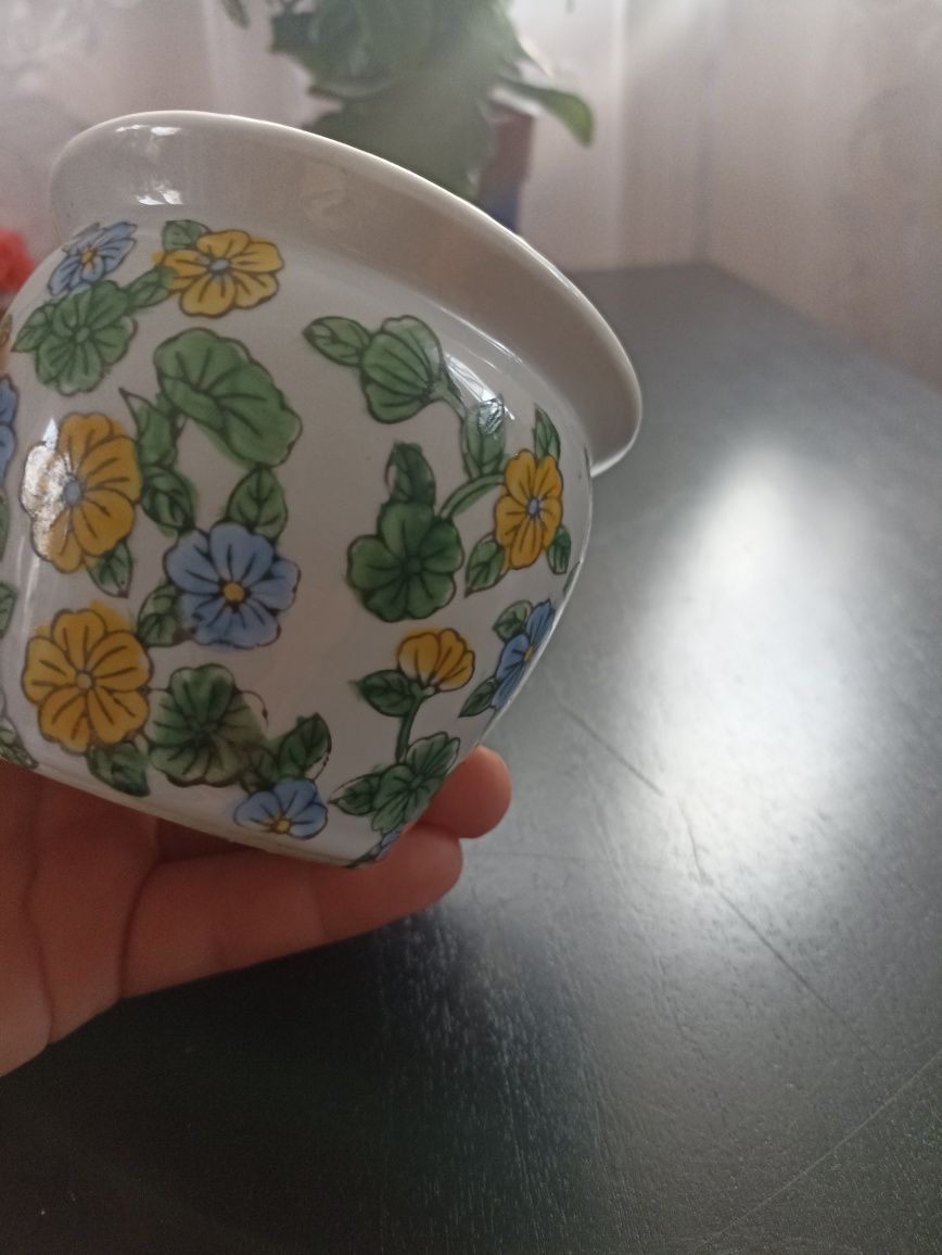Piękna doniczka, osłonka, pojemniki ceramiczny