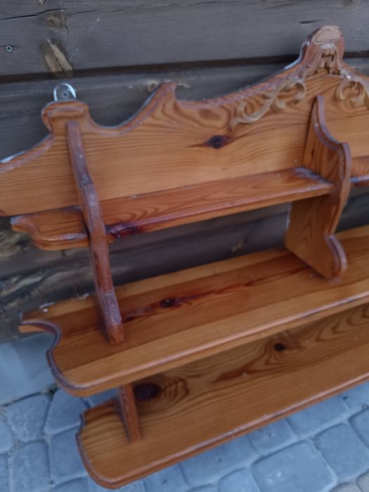 Drewniana półka z rzeźbionymi ornamentami