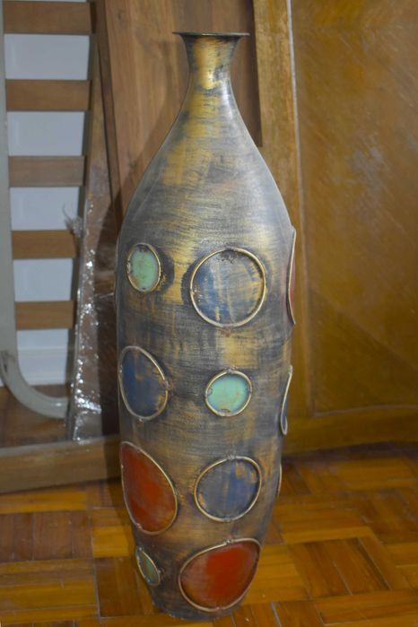 Vaso decorativo em metal entalhado com asas