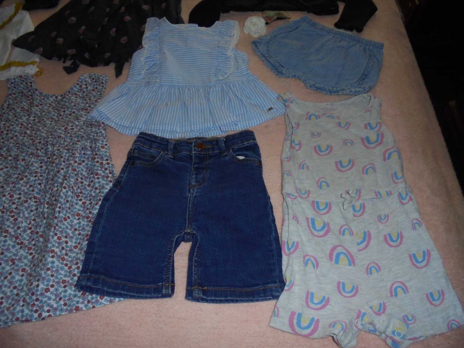 lote de roupa de menina o chapéu branco