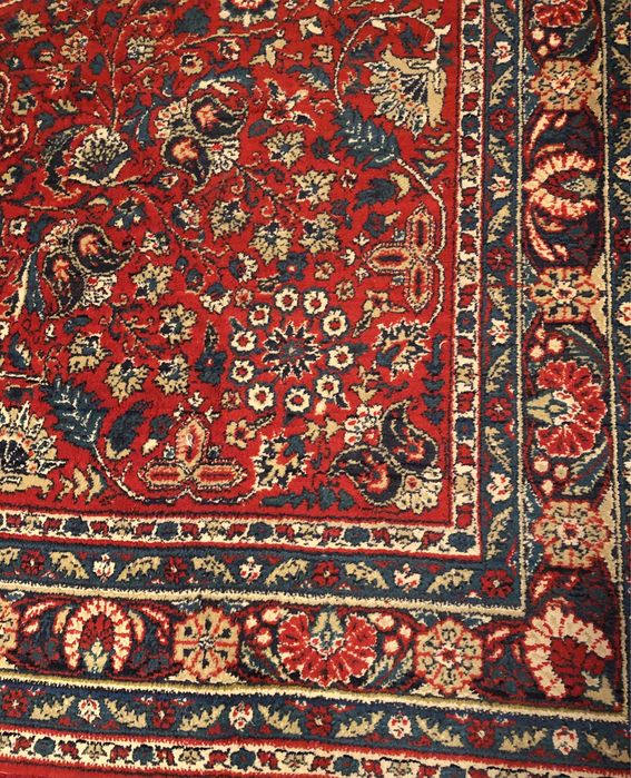 Вовняний килим в гарному стані