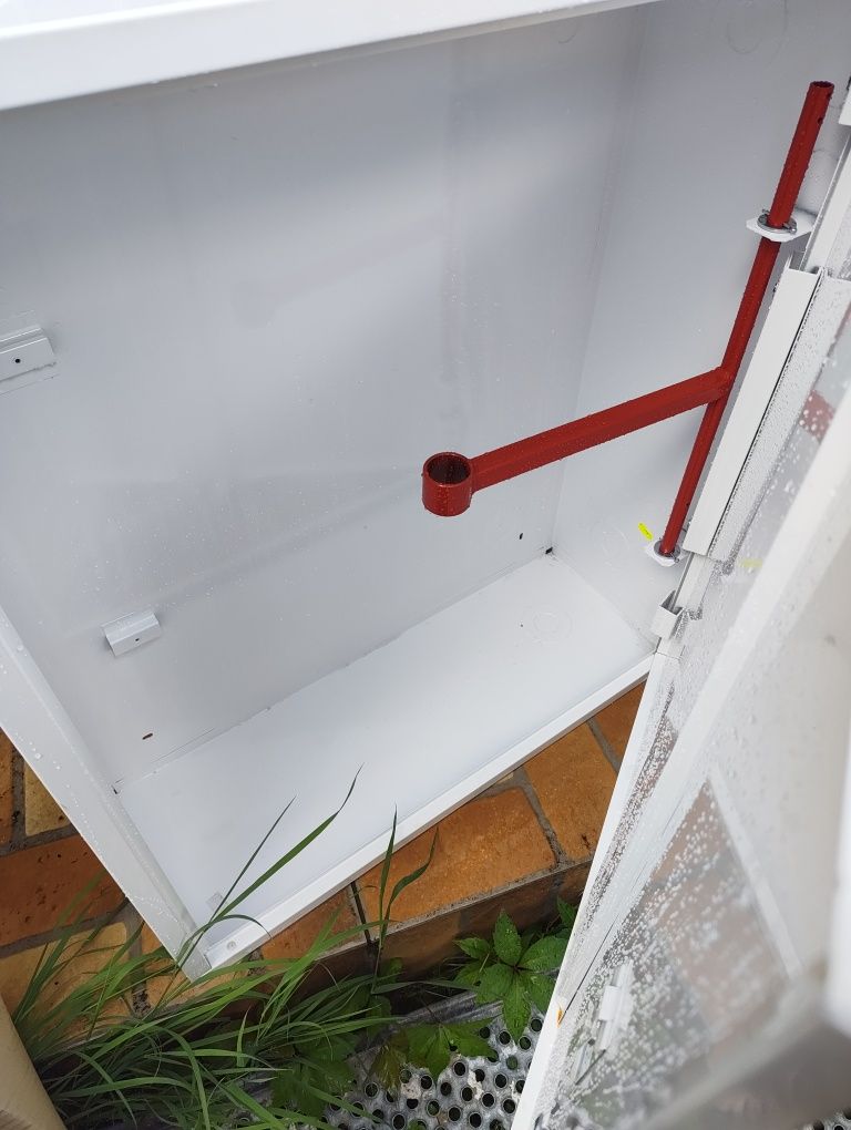 Skrzynka hydrantowa wewnątrz nową.