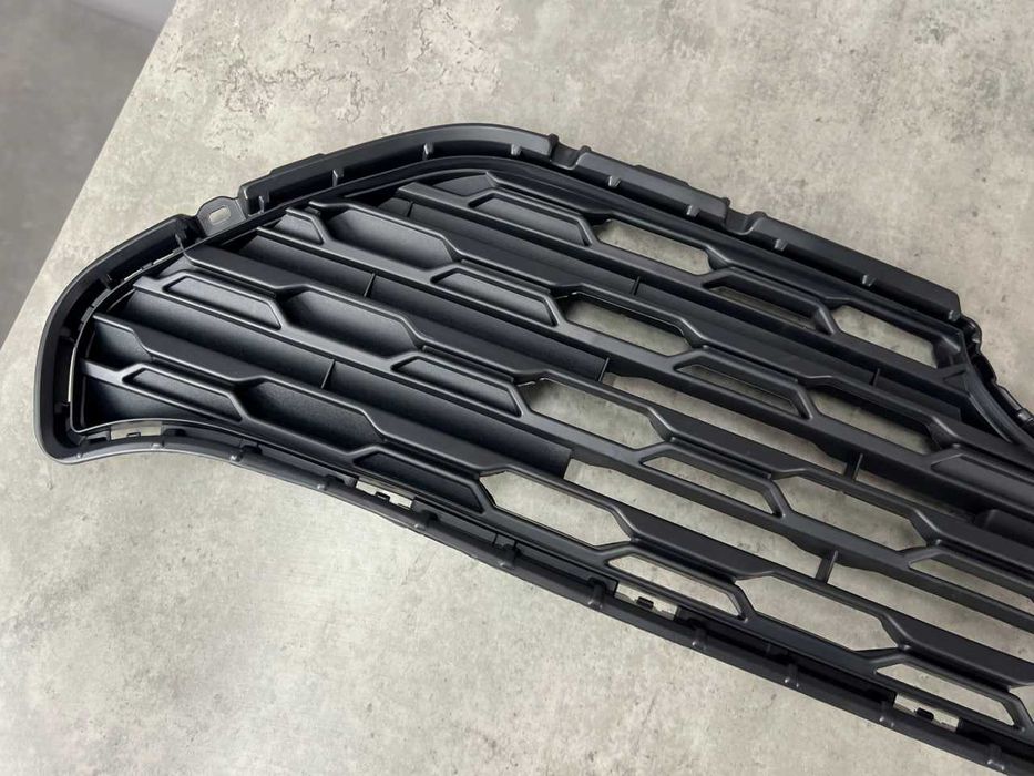 Решітка радіатора (чорна, з отвором)  Toyota RAV4 ( XA50 ) 53112-42190