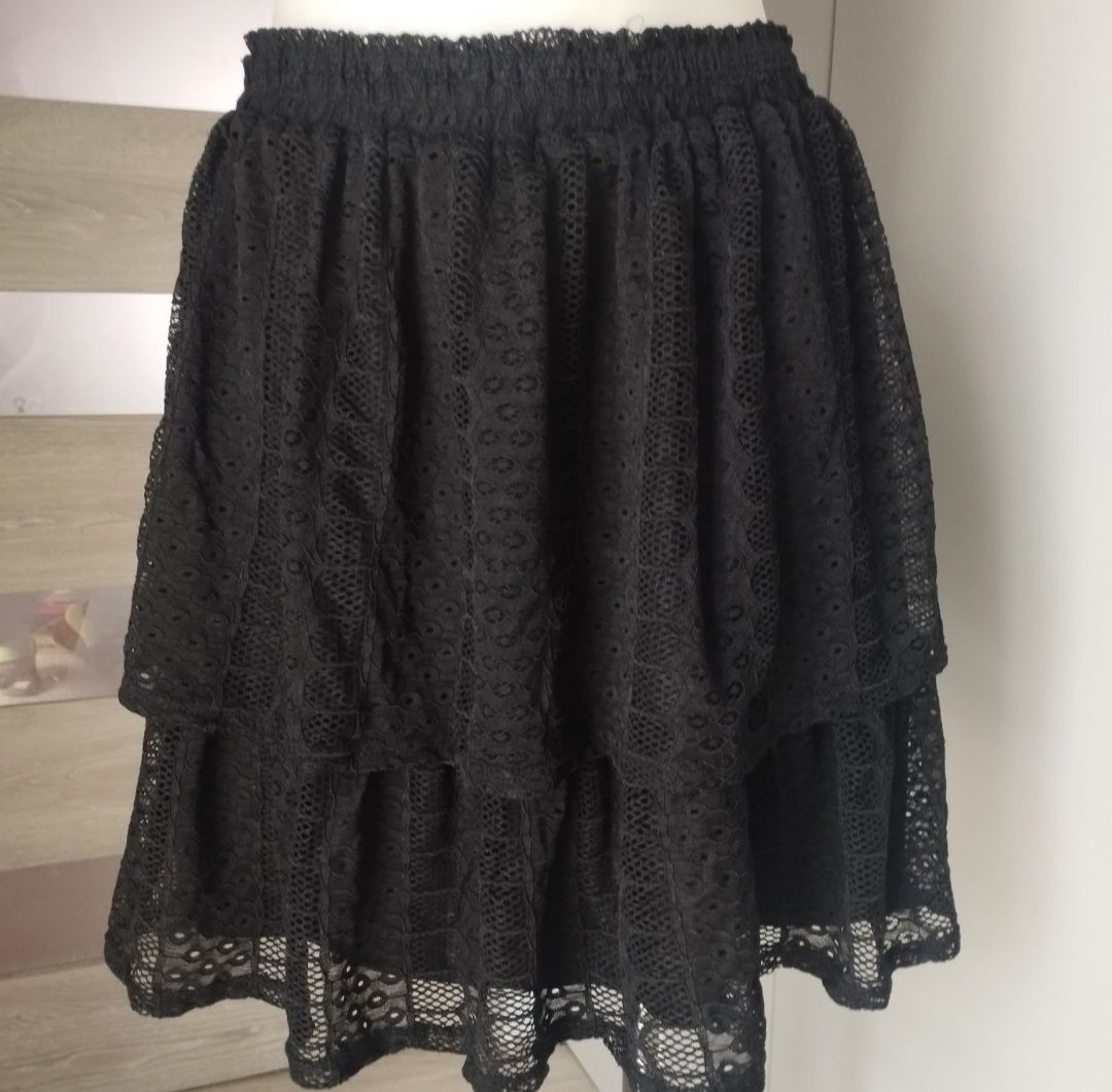 czarna  koronkowa  spódnice marki True Spirit w rozmiarze L. Elegancka