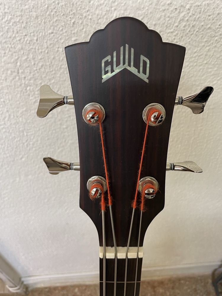Baixo Guild B-240 EF