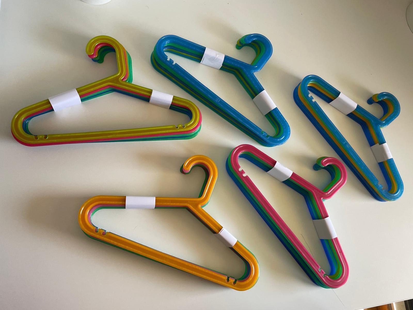 Cabides IKEA de criança, várias cores em conjunto de 8 unidades