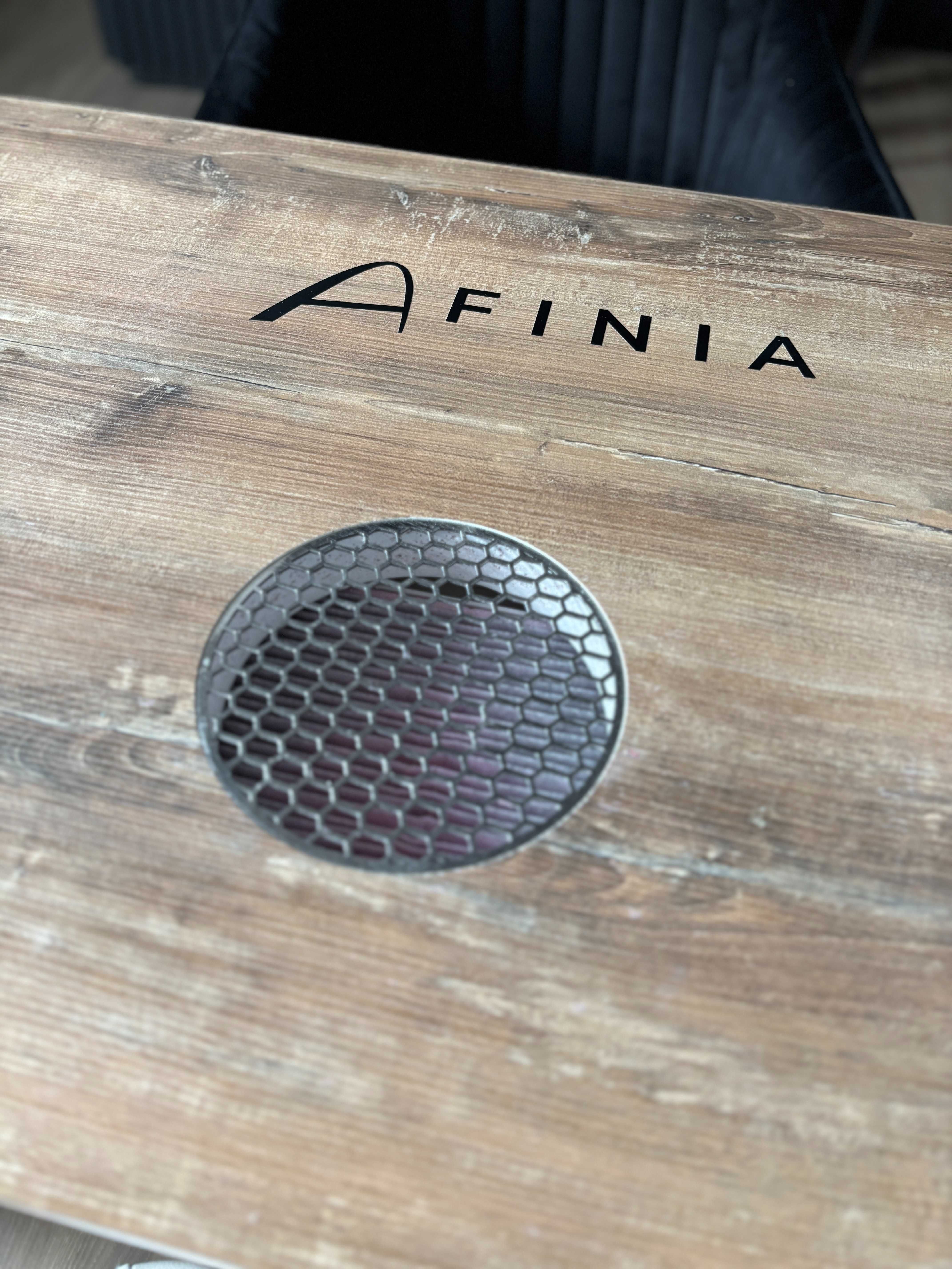 Dwa biurka (w tym AFINIA) z pochłaniaczami AFINIA