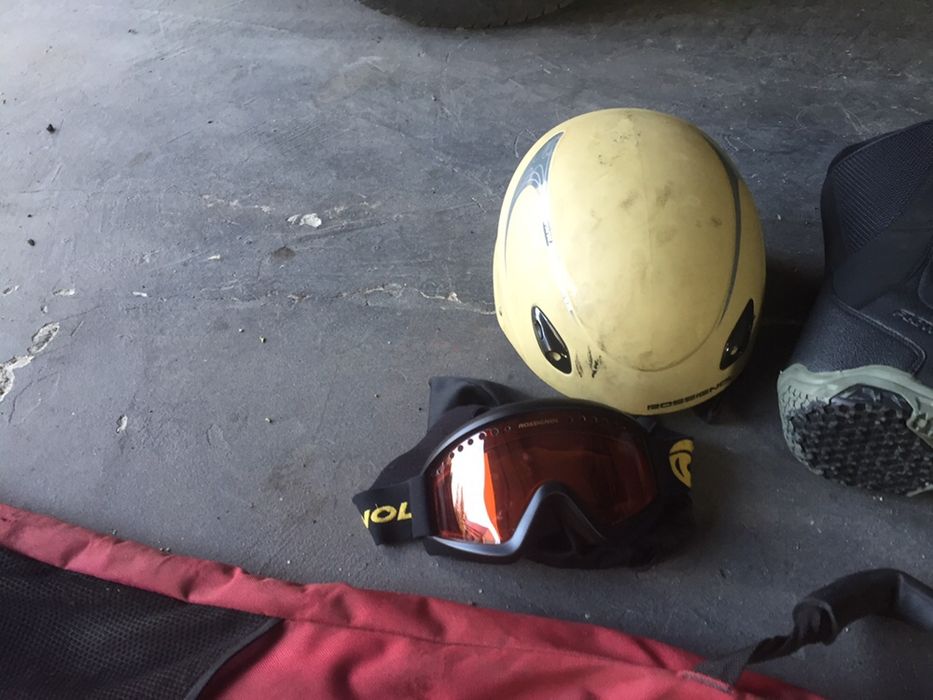 Deska snouboardowa buty gogle kask i pokrowiec