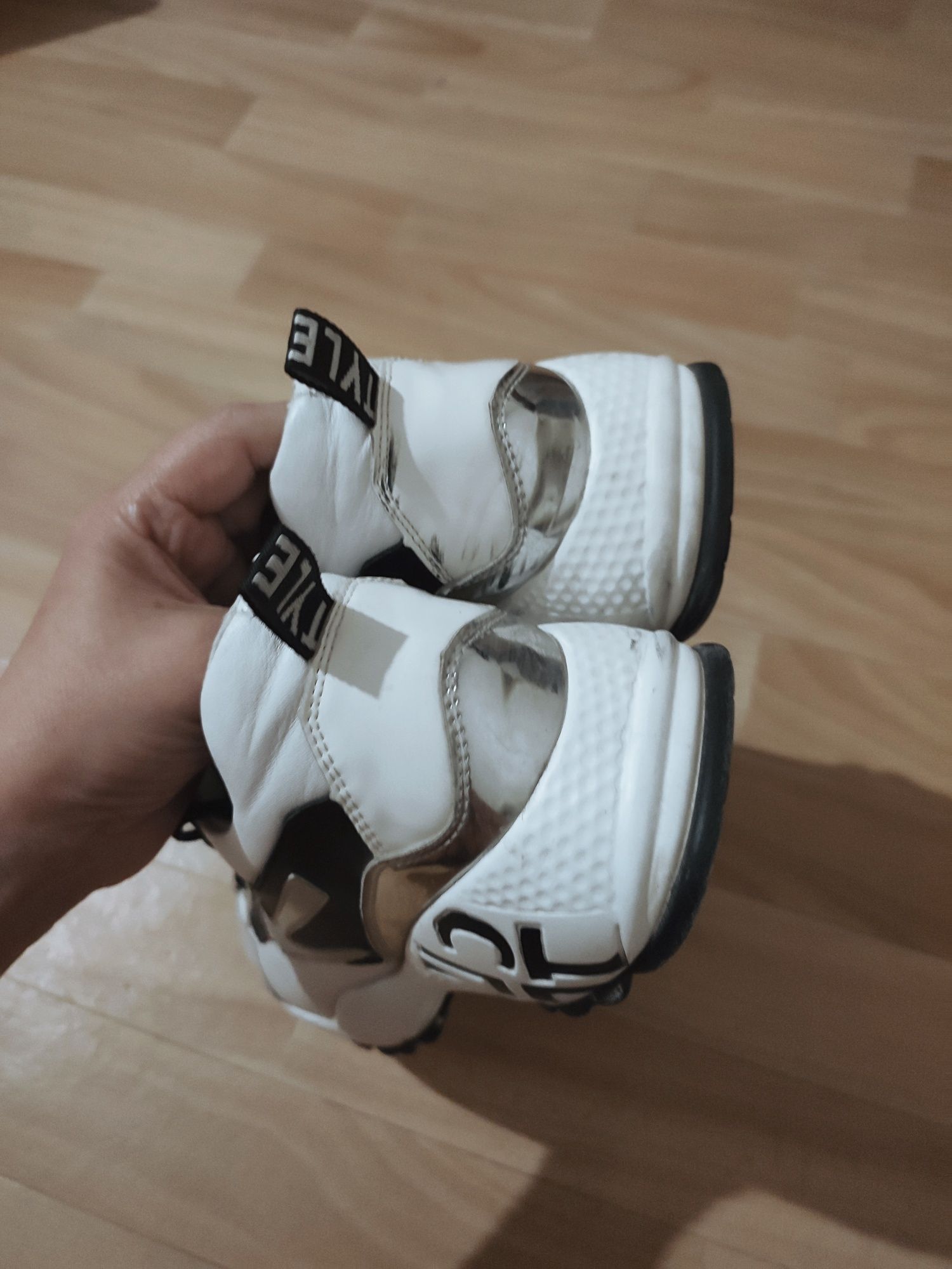 Продам кроссовки женские р 41