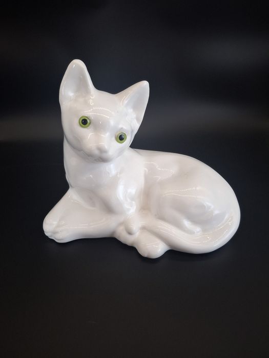 Figurka kot porcelanowy