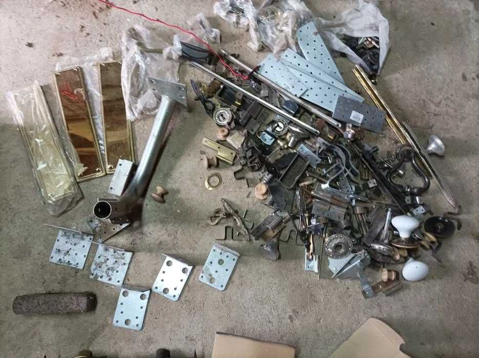 Lote Grande de Ferragens de Carpintaria