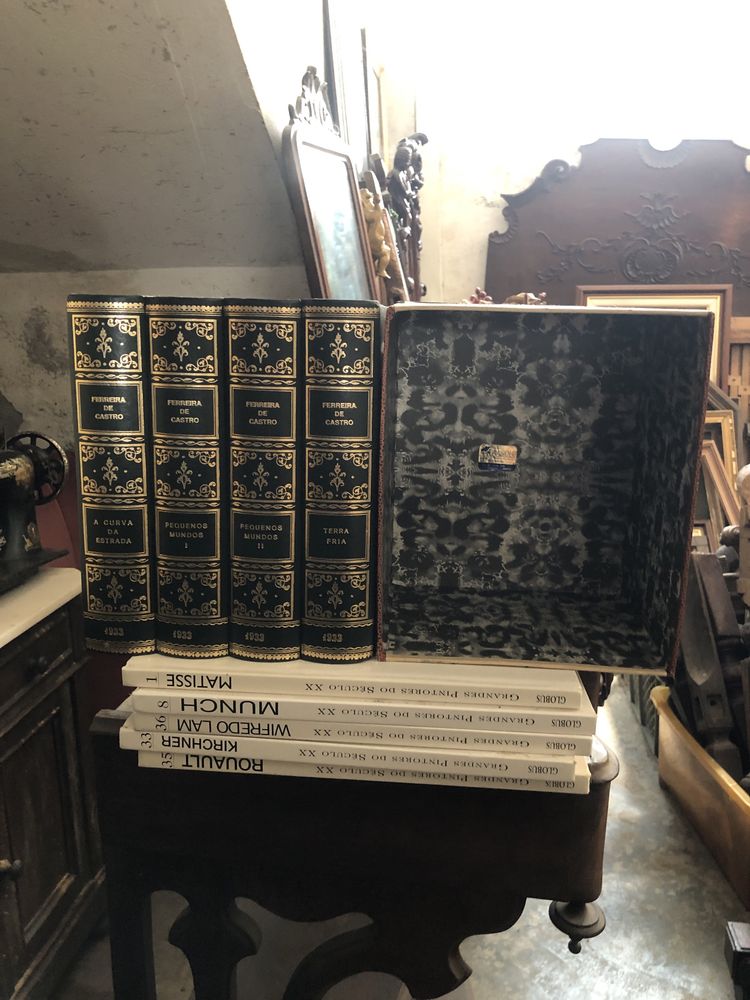 6 caixas lombadas de livros