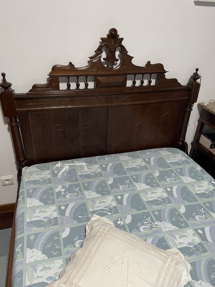 Cama antiga de madeira com estrado e colchao