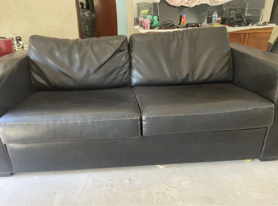 Sofá em pele preto