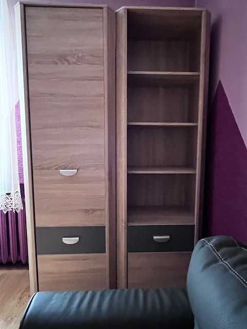 Szafki z półkami i komoda