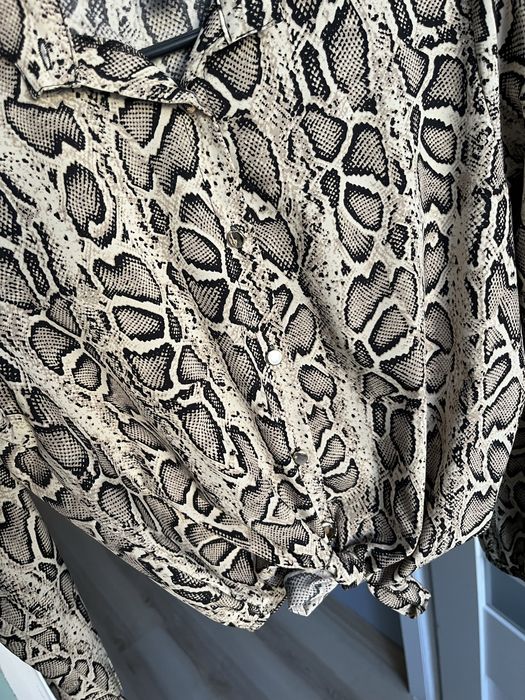 Koszula w wężową skórkę z wiązaniem