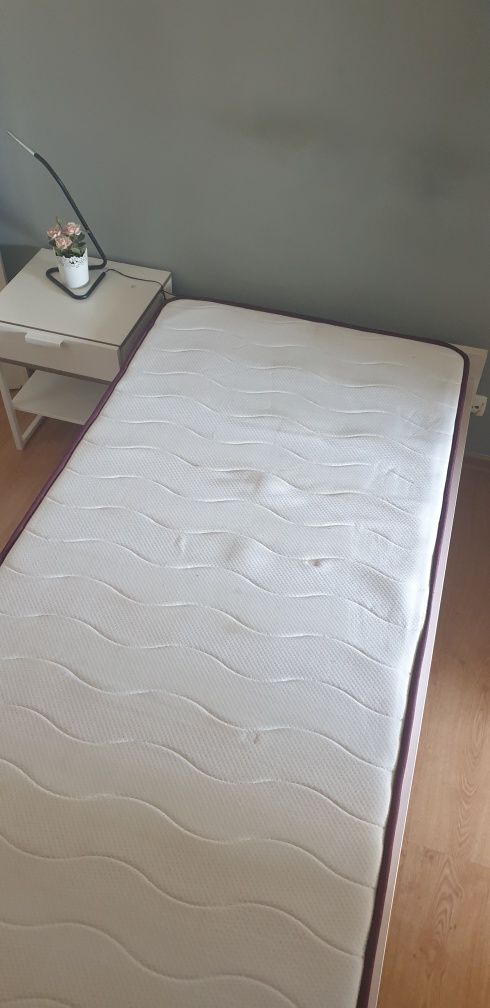 Vendo Cama com colchão e mesinha cabeceira