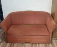 Sofa z wiklinową zabudową.
