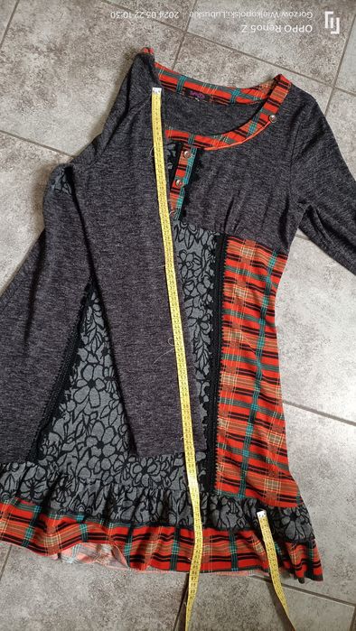 Luźna sukienka z długim rękawem odcinana pod biustem. Stella