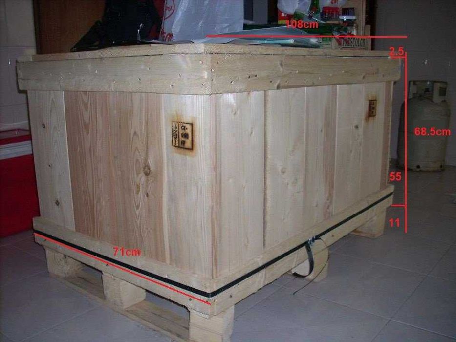 caixa de madeira com tampa com cerca de 120x80 cm