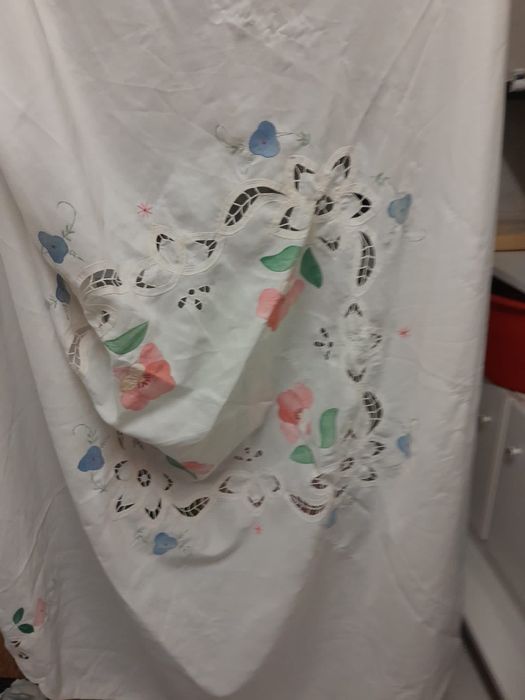 Toalha bordada em linho para mesa