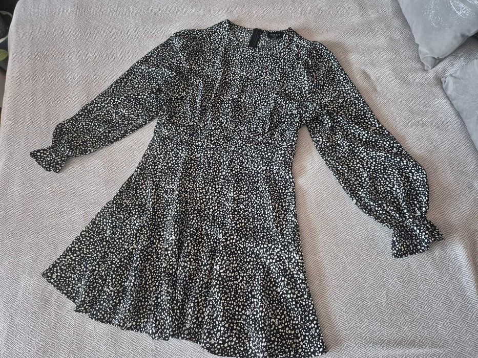 Krótka sukienka w drobne kwiatki Mohito