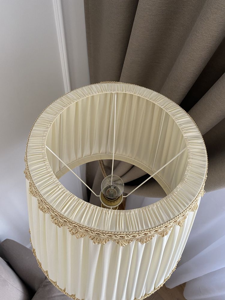 Piękny stylowy abażur do lampy stojącej Retro