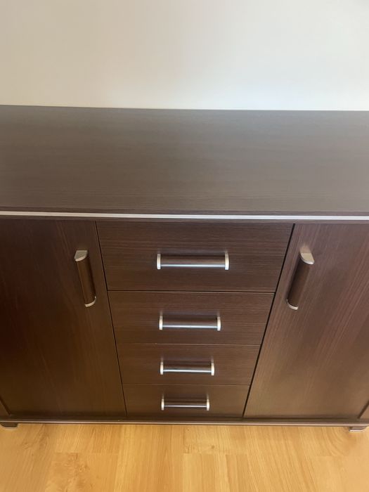 Zestaw komoda i wiszaca szafka brązowa ze srebrnymi dodatkami