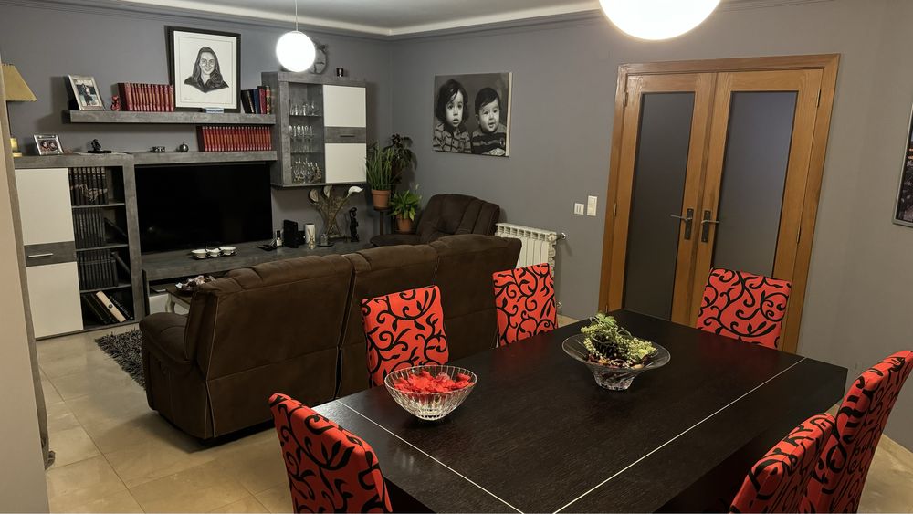 Moradia isolada T7 no Lourel-Sintra, no piso -1, tem um apartamento T2