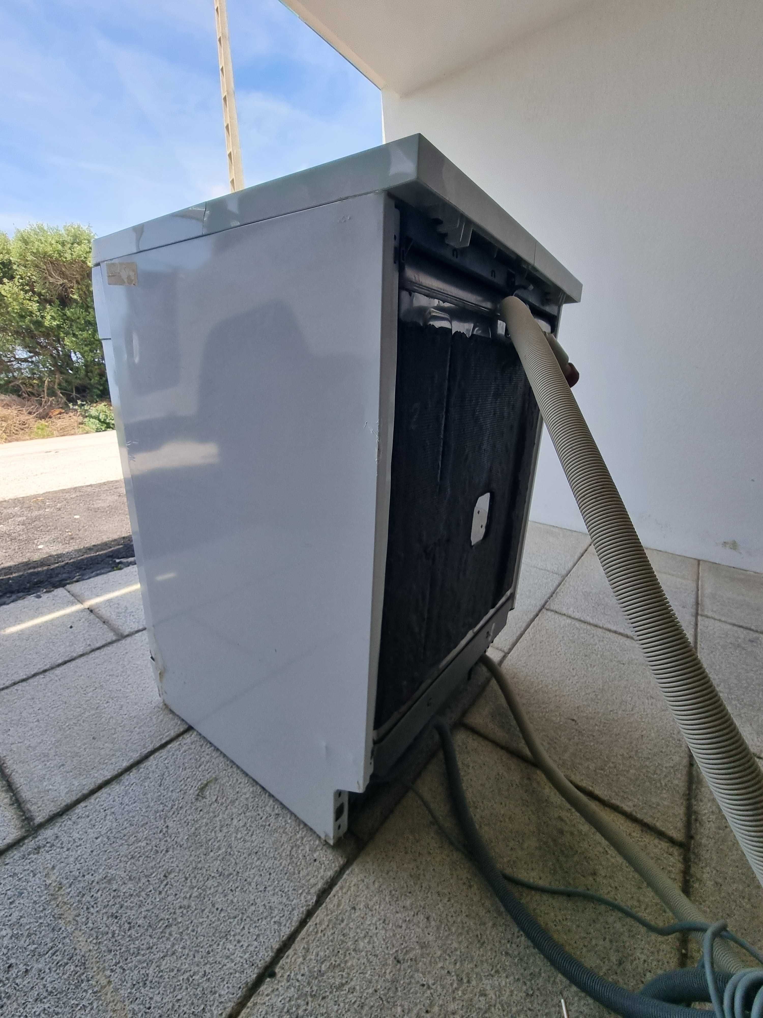 Maquina lavar loiça AEG XXL com 2 anos