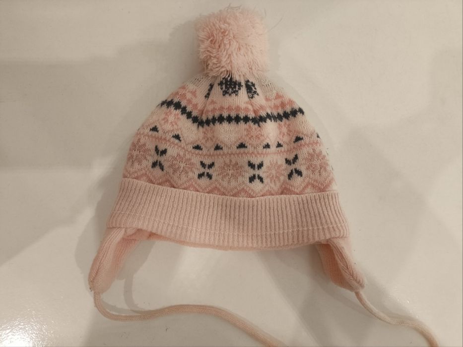 Czapka niemowlęca zawiązywana na sznurki z pomponem
różowa we wzory