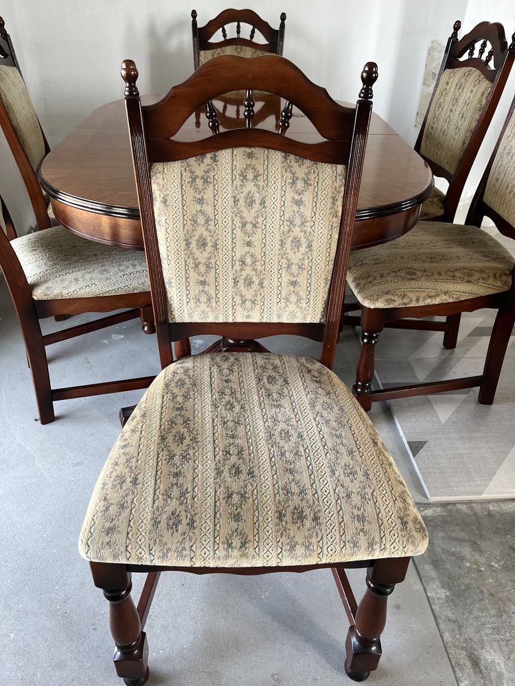 Stół z krzesłami w starym stylu